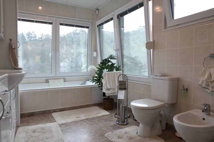 Nahlédli jsme také do koupelny hausbótu Heleny Vondráčkové a Martina Michala, která je nezvykle velká. 