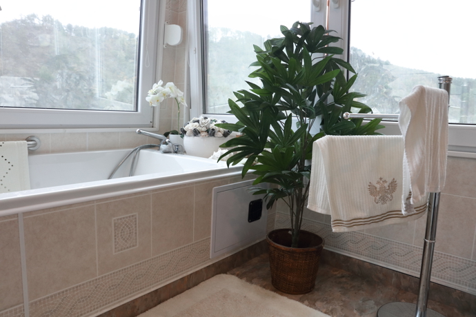 Na tuto místnost s dokonalým výhledem a prostornou vanou je Martin Michal pyšný. Nachází se tu i vana s nádherným výhledem.