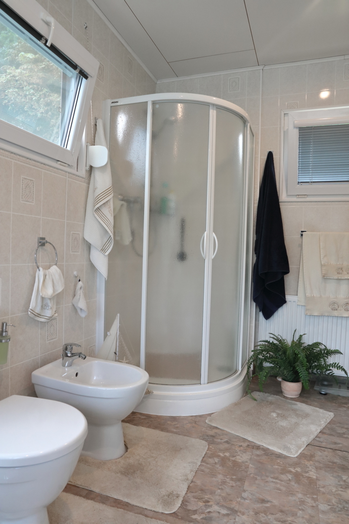 V prostorné koupelně je i sprchový kout.