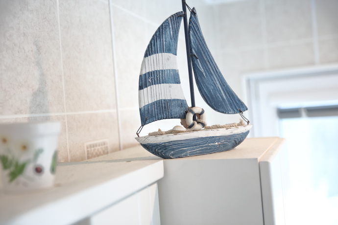 Modrobílá lodička v koupelně