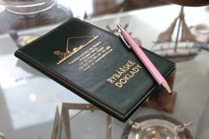 Jak Martin Michal, tak Helena Vondráčková rádi rybaří, o čemž svědčí i rybářský lístek.