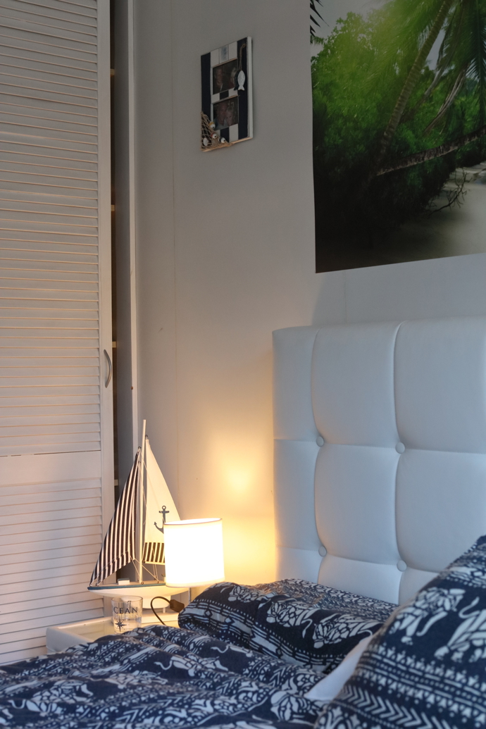 Nahlédli jsme také do ložnice, i ta je laděna do světlých barev.