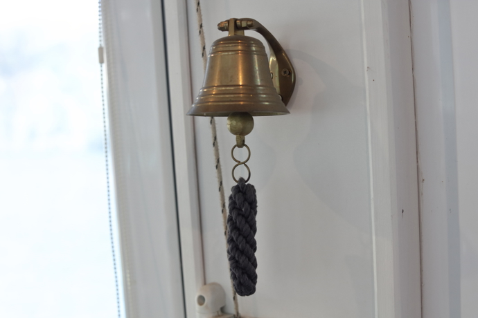 Nezbytný zvonek - tento naštěstí nemusí nikoho varovat před ledovou krou.