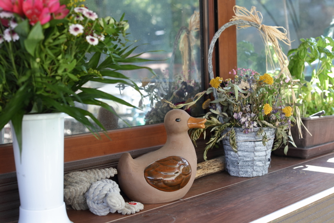 Květiny a dekorace na hausbótu jsou i venku.