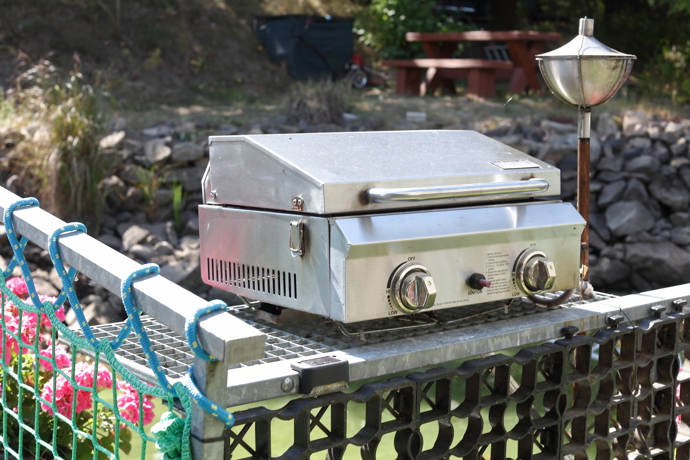 Na terase hausbótu pochopitelně nechybí ani gril, na kterém si Helena s Michalem rádi připravují ryby. Ideálně ty, které sami uloví.