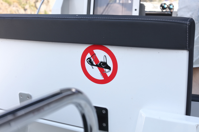 Zákaz plavek, který je na motorovém člunu Heleny a Martina. Těžko říct, zda tady platí.