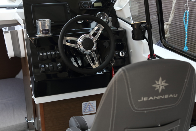 Motorový člun jim pomáhá s cestováním po Vltavě, řídí ho s oblibou Martin Michal.