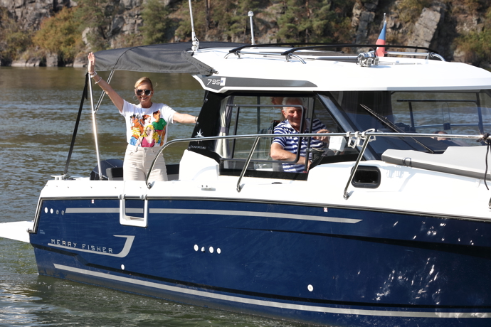 Helena a Martin nás pozvali i na svůj motorový člun, kterým často jezdí na vyjížďky.