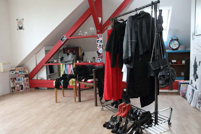 Pohled na obytnou půdu, kde jsou připravené věci na bazar Be Charity.