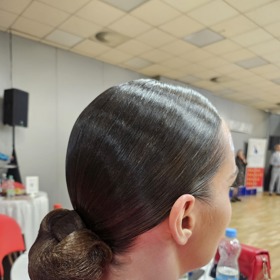 Pro svou první soutěž v latině módní redaktorka vynesla klasický hladký účes bez dalších ozdob. Právě česání přišlo na řadu jako první a trvalo stejně jako líčení kolem 45 minut