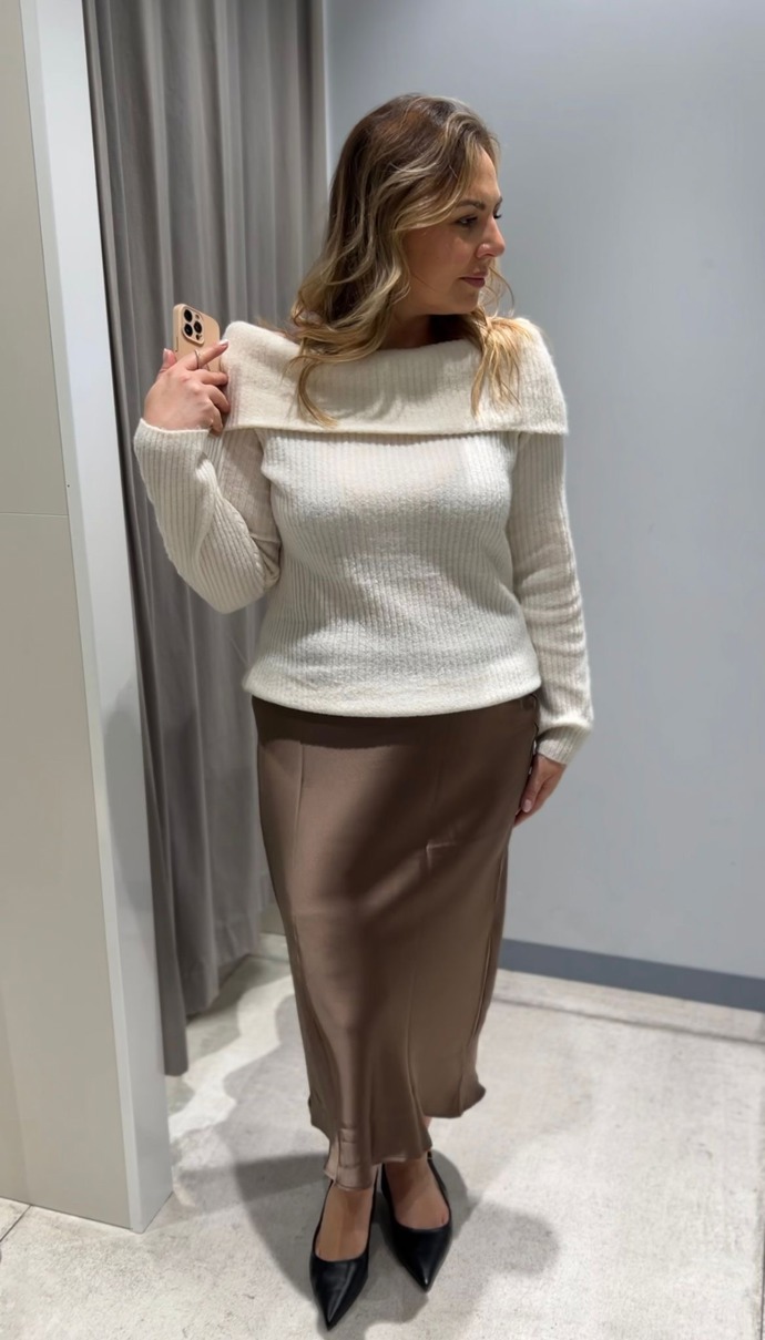Sukně se svetrem k sobě krásně ladí a chybí už jen trenčkot nebo kožená bunda - podle příležitosti. 