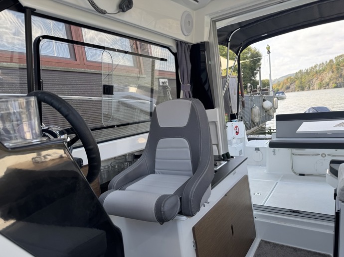 Člun je zaparkovaný hned vedle hausbótu, aby byl po ruce. 