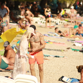 Sámer Issa v Chorvatsku po boku nové ženy.