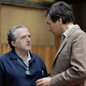 Jiří Hálek hrál v mnoha známých filmech i seriálech. Zde v seriálu Třetí patro z roku 1985 s kolegou Františkem Němcem.