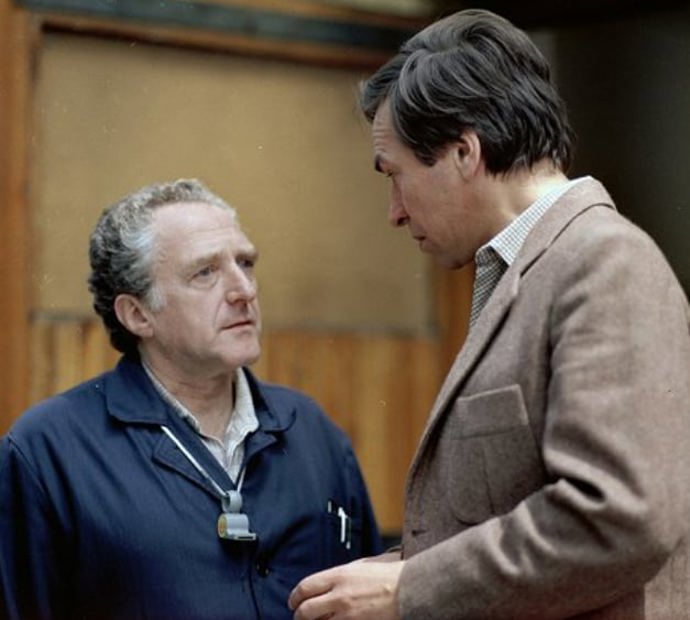 Jiří Hálek hrál v mnoha známých filmech i seriálech. Zde v seriálu Třetí patro z roku 1985 s kolegou Františkem Němcem.