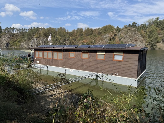 S pořadem Vítejte! jsme se zavítali na hausbót Heleny Vondráčkové a Martina Michala, který kotví na Slapech.