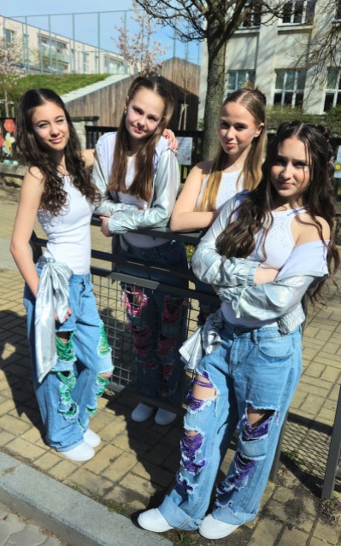 Holky rády nosí bílá trička a baggy jeans s dírami. 