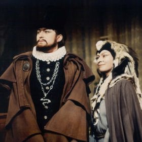 Janu Andresíkovou si budou mnohé generace pamatovat jako čarodějnici a věrnou přítelkyni čaroděje Rumburaka v seriálu Arabela. Na snímku s Jiřím Lábusem.