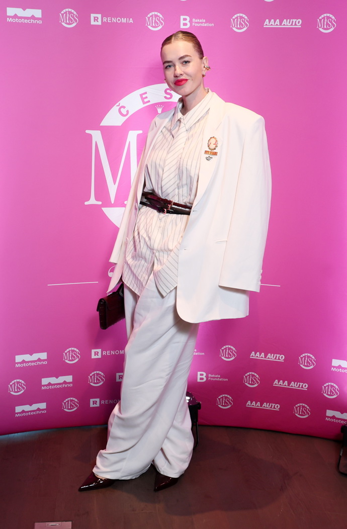 Oversize kostým s pánskými prvky v podobě kravaty pak zvolila Česká Miss World 2010 Veronika Červenková Machová.