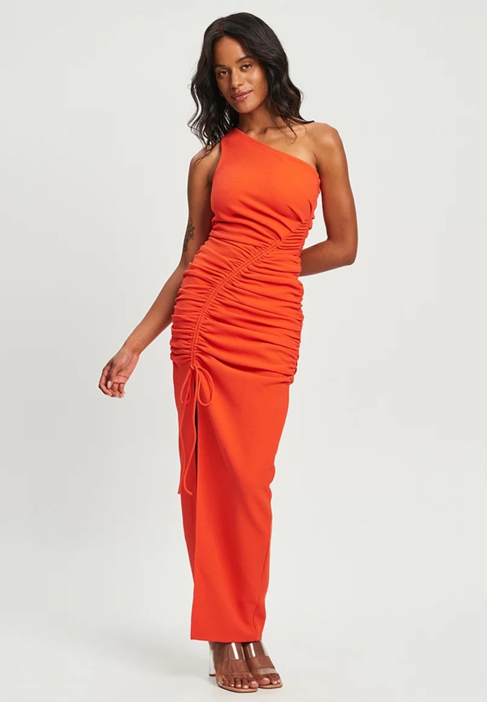 Možností by byly i tyto šaty v oranžové barvě. Maxi šaty s řasením, Zalando, 3 799 Kč