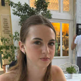 Mamince, bývalé televizní rosničce, jako by Carla z oka vypadla. 