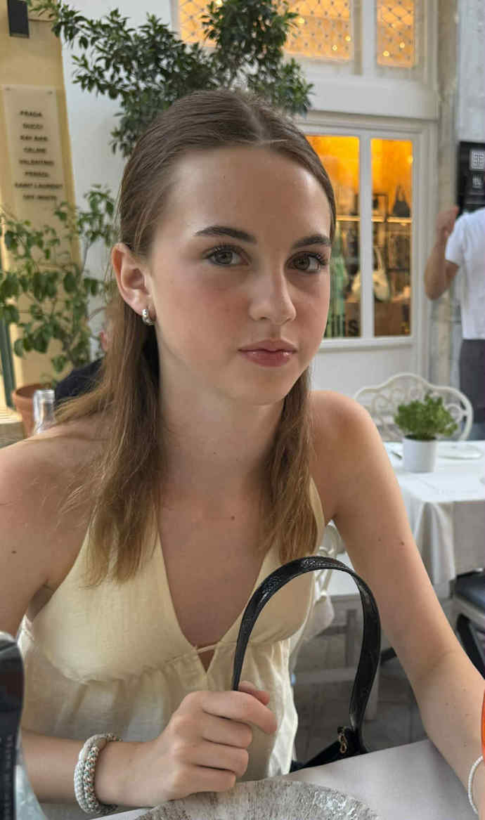 Mamince, bývalé televizní rosničce, jako by Carla z oka vypadla. 