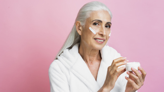 Tipy na omlazující krémy pro dámy 60+: Při výběru hledejte peptidy, kyselinu hyaluronovou a retinol