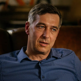 Jan Zadražil v novém seriálu Bratři a sestry - budoucí padesátník ve tváři nezapře vrásky a také charisma.