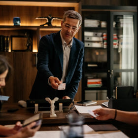 Adolf Boček se v seriálu vloží do nesrovnalostí v genetické výbavě hlavních hrdinů. Kdo je čí sestrou či bratrem? 