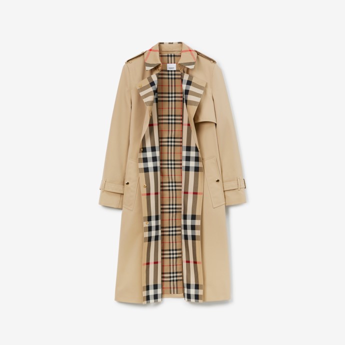 Kostka k podzimu patří odjakživa a typickým podzimním produktem jen trenčkot značky Burberry s jejich originální kostkou uvnitř. Tento model letos vyjde na zhruba 80 tisíc korun. 