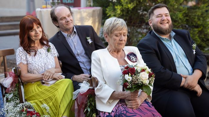 Na seriálové svatbě ovšem Vilma Nyklová "vyfasovala" slavnostní růžové šaty a bílé sako.