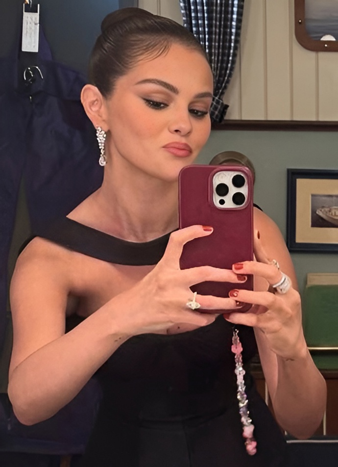 Tmavší nehtový design pojmenovaný toasted pumpkin je někde na pomezí vínové, cihlově červené a oranžové.