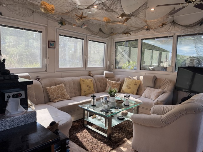 Světlý obývák hausbótu Heleny Vondráčkové překvapí svojí rozlehlostí.