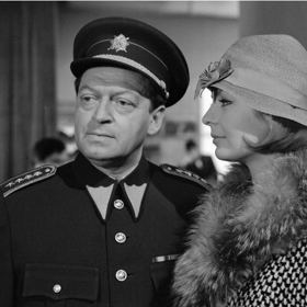 Herec Martin Růžek ztvárnil řadu filmových i seriálových rolí. Objevil se také v cyklu Hříšní lidé města pražského, na snímku s Evelynou Steimarovou z roku 1969 - epizoda Špion přijede v sedm.