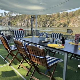 Krásný hausbót Heleny Vondráčkové má také velkou terasu, kam se vejde i velká skupina přátel, kteří sem rádi jezdí na návštěvu.