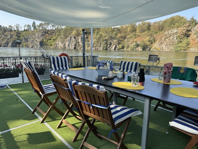 Krásný hausbót Heleny Vondráčkové má také velkou terasu, kam se vejde i velká skupina přátel, kteří sem rádi jezdí na návštěvu.