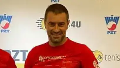 FOTO: Piotr se také věnuje tenisu.