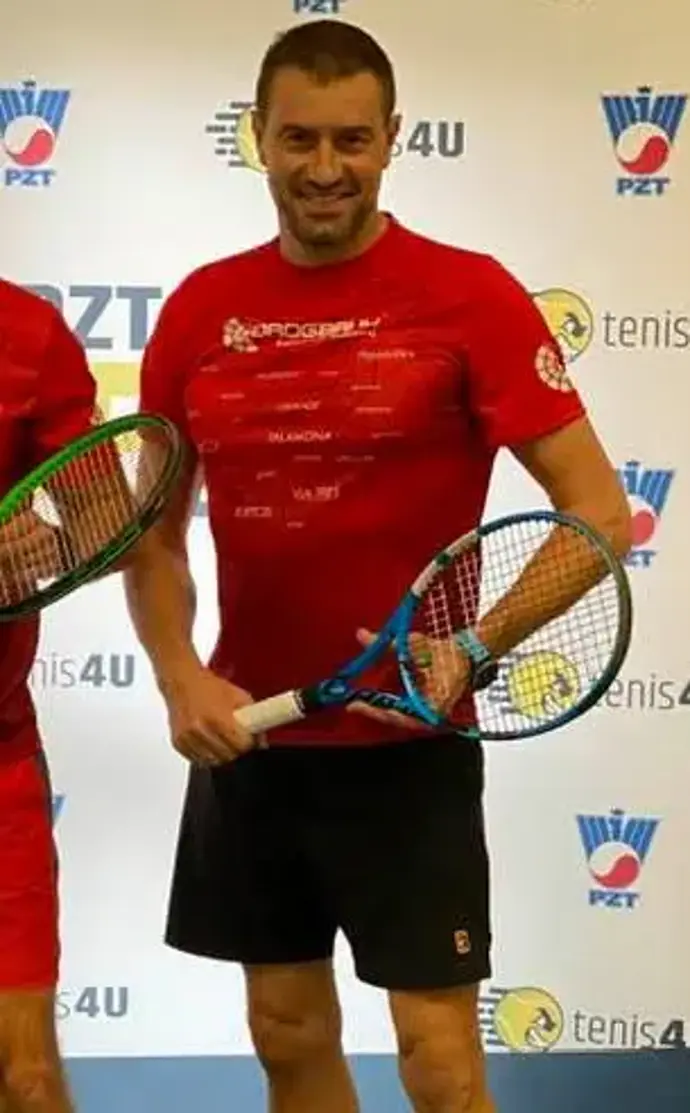 Piotr se také věnuje tenisu.