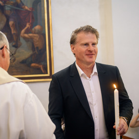 Kmotrem se stal herec a básník Petr Batěk.