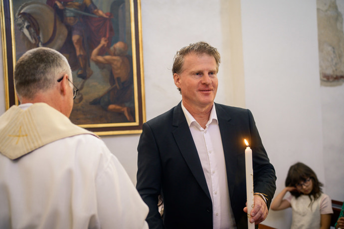 Kmotrem se stal herec a básník Petr Batěk.