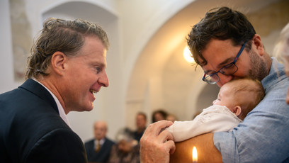 FOTO: Český režisér David Laňka pokřtil svou dceru Josefinu Mayu. Kmotrem se stal Petr Batěk.