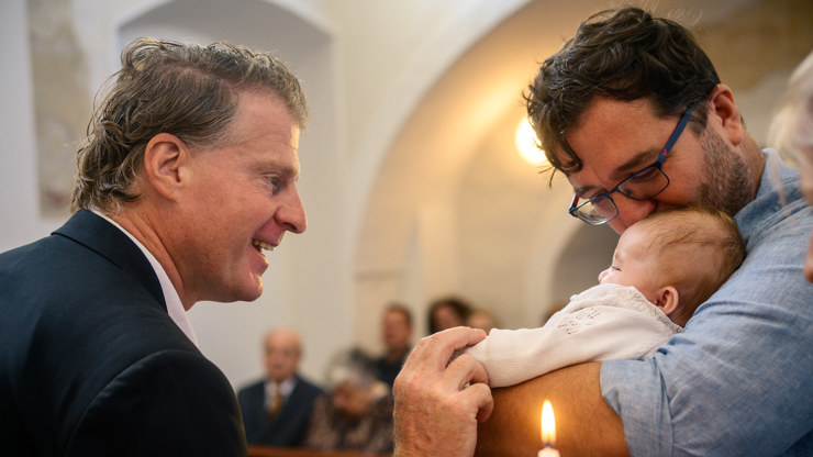 Český režisér David Laňka pokřtil svou dceru Josefinu Mayu. Kmotrem se stal Petr Batěk.