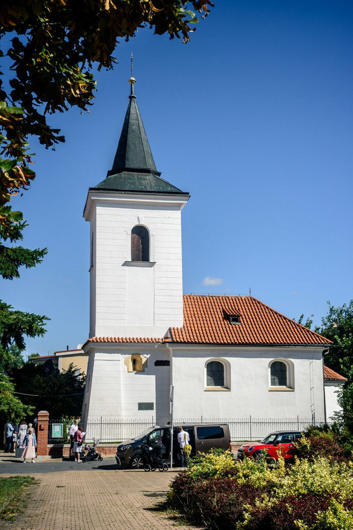 Slavnostní obřad proběhl v malém kostele na pražských Stodůlkách.