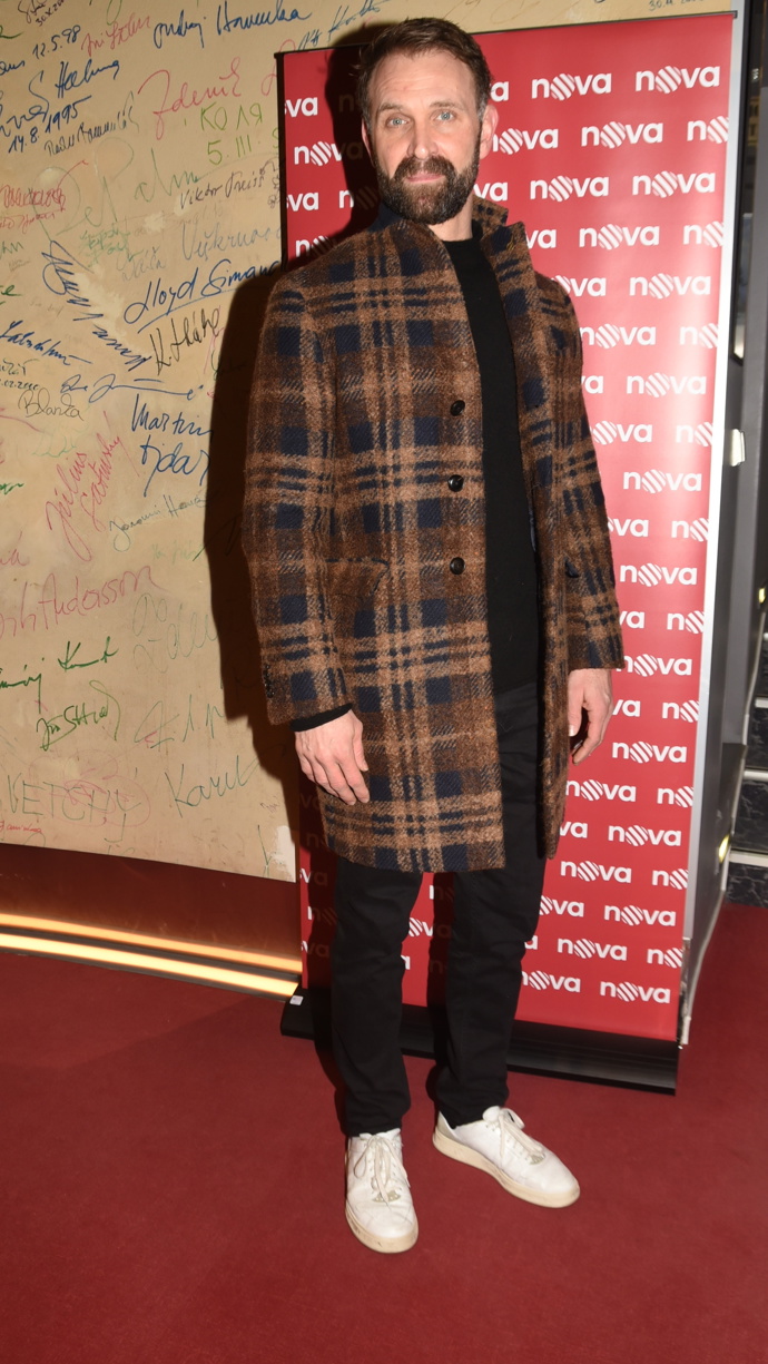 Tento kostkovaný model působí elegantně, ale zároveň se dá sladit i s teniskami pro uvolněnější look.