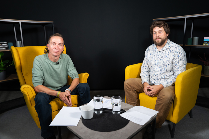 Extra host Ivan Bartoš s moderátorem pořadu.