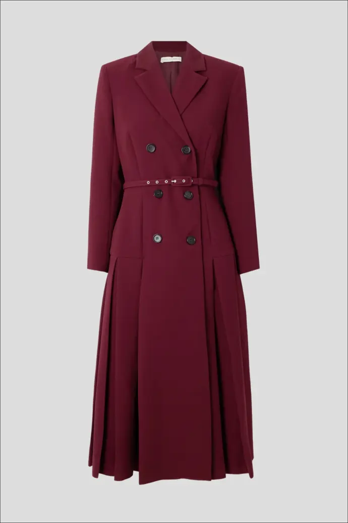 Jeho základ tvořily kabátové šaty od Emilie Wickstead. Velmi podobné má návrhářka v kolekci i letos (viz foto), model Chaney stojí 2 590 eur (cca 63 tisíc korun).