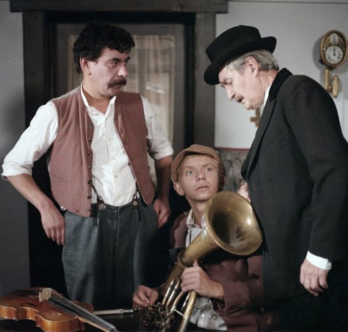 Petr Čepek, Miroslav Vladyka a Zdeněk Řehoř ve filmu Křídlovka pro Majoránka z roku 1985