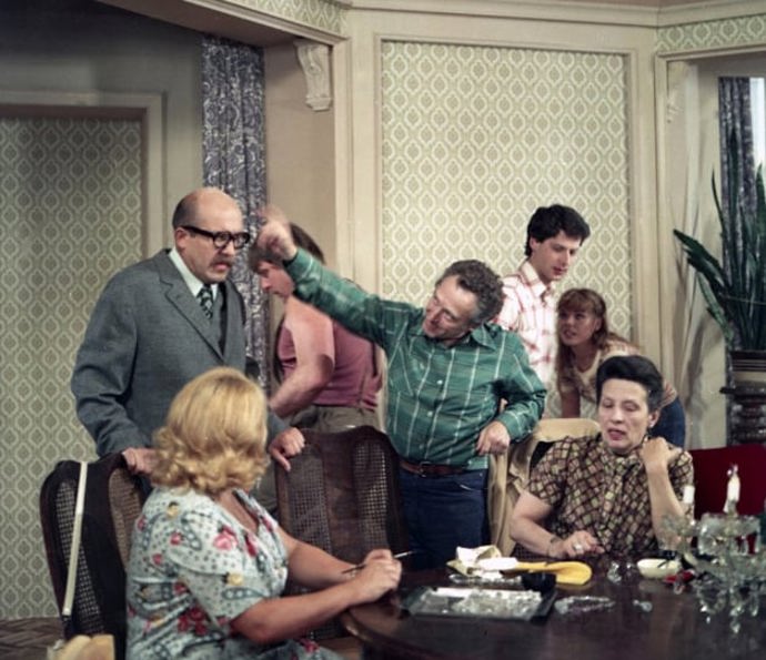 Mohli jsme ho vidět také v televizní komedii Lustr z roku 1979. Tam s ním hrála celá řada tehdejších hvězd, na snímku: Petr Nárožný, v pozadí stojí Jan Hartl s Dagmar Havlovou, u stolu sedí Dana Medřická a zády k objektivu Míla Myslíková.