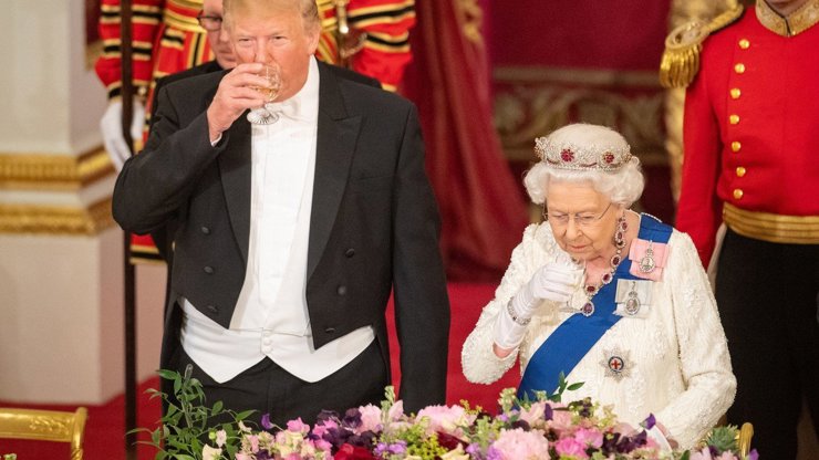 Trumpovy přešlapy v Británii: Podání ruky či poplácání Alžběty II. po zádech