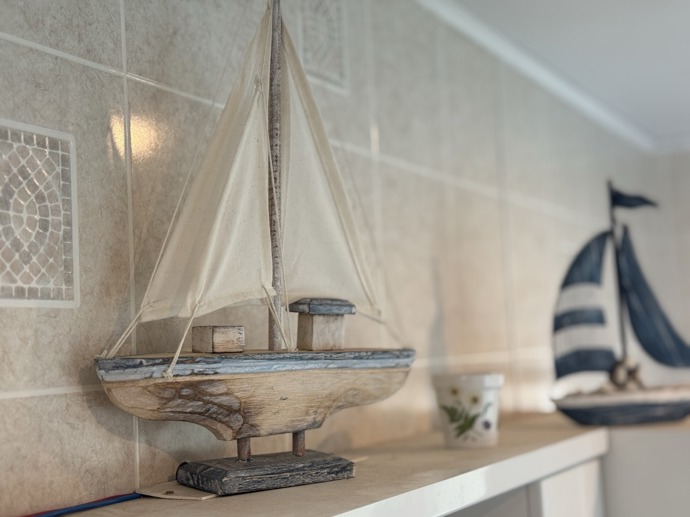 Bílá plachetnice jako dekorace